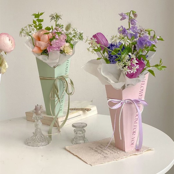 Blomsteromslagspapper Presentkartong Bukettförpackningspåse Blommor Pa White