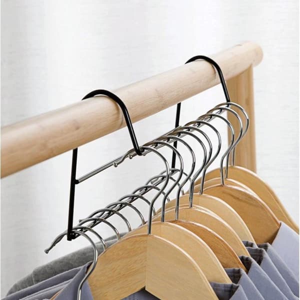 Plassbesparende kleshenger i metall for garderobe A2