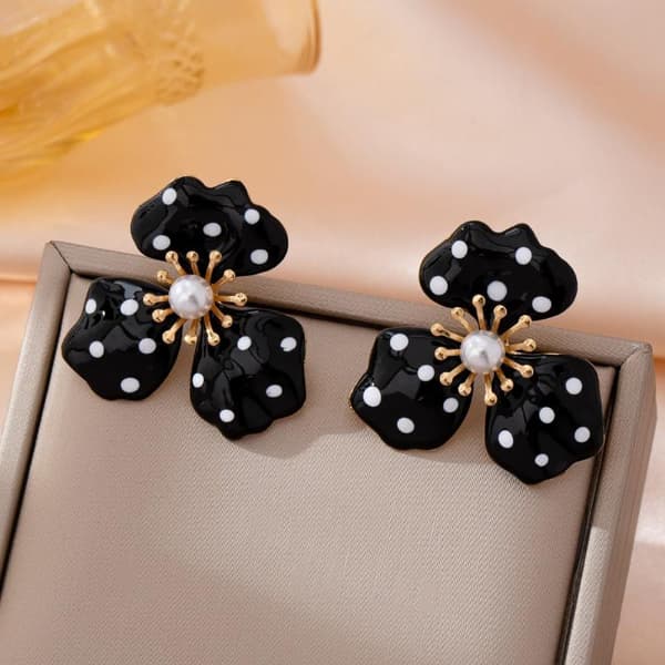 Sorte Polka Dot Blomster Ørestikker Faux Perle Accent Guldfarvet A1