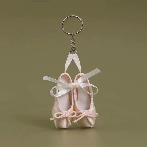 Nøkkelring med mini satengballettsko og delikate sløyfer 1