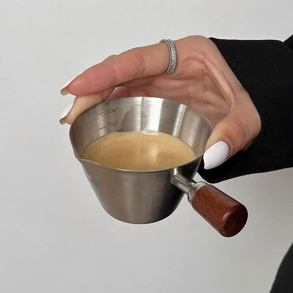 Målebeger i rustfritt stål med trehåndtak 100 ml kaffe M B