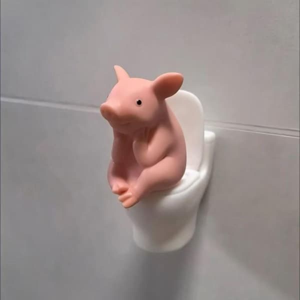 e Gris som sitter på toalett Pvc Baderomsstatue