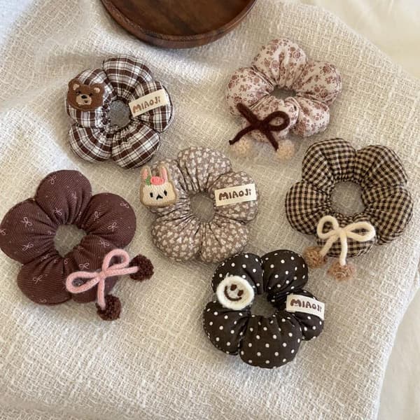 1 stk. e Polstret stofhårscrunchie med tegneseriefigur til piger Da B