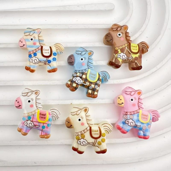 10 st tecknade DIY-hartstillbehör Cabochon Flatback e Pony Em A9