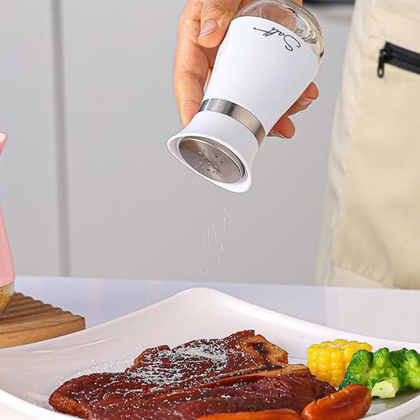Et sett med pepper- og saltkrydderflasker Red