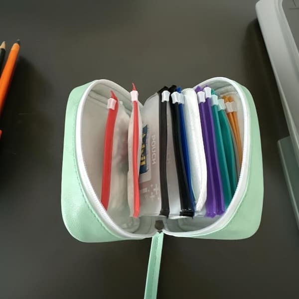 14-pose pilleorganisator med ringbind med farvekodede individuelle poser Blue