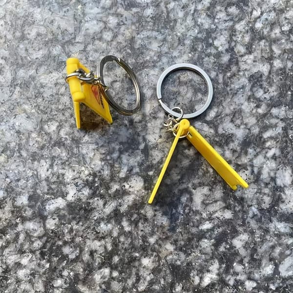 \"ADVARSEL VÅDT GULV\" Sammenfoldelig Advarselsskilt Nøglering Mode Bagside A2
