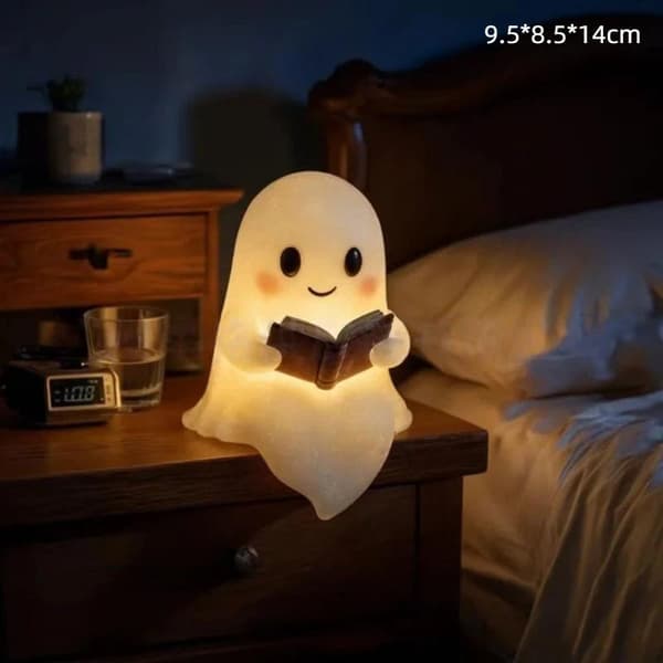 Halloween festdekorationer og lille spøgelse, der læser en bog A2