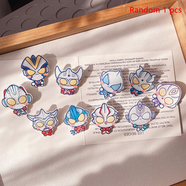 e Cartoon Anime Figurer Brosje Akryl Pins Skjorte Lapel Badges