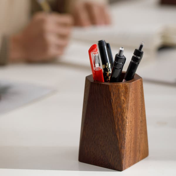 Penholder i sort valnød med poleret design til skrivebordsopbevaring 4