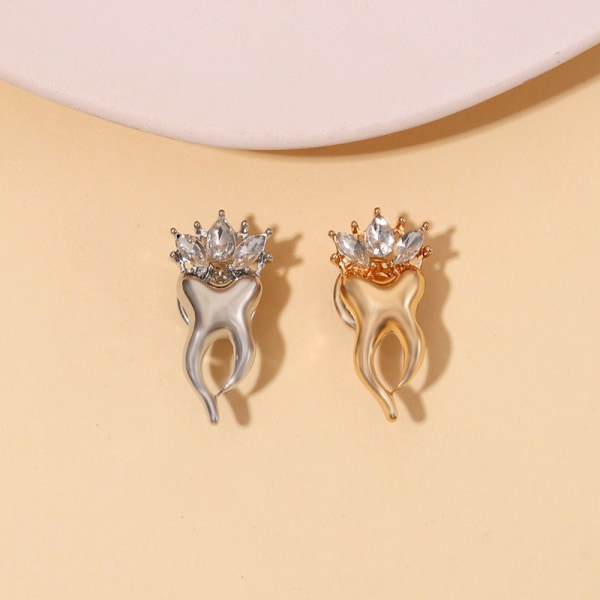 Delikat brosch diamantinlägg krona prydnad metall märke e pin Silver