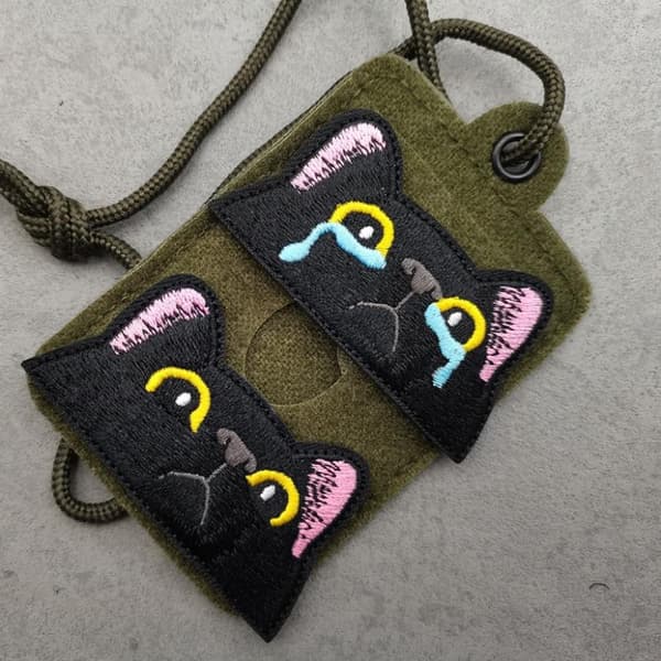 Nydelig svart kattepatch – kikker og gråtende katt brodert patch E