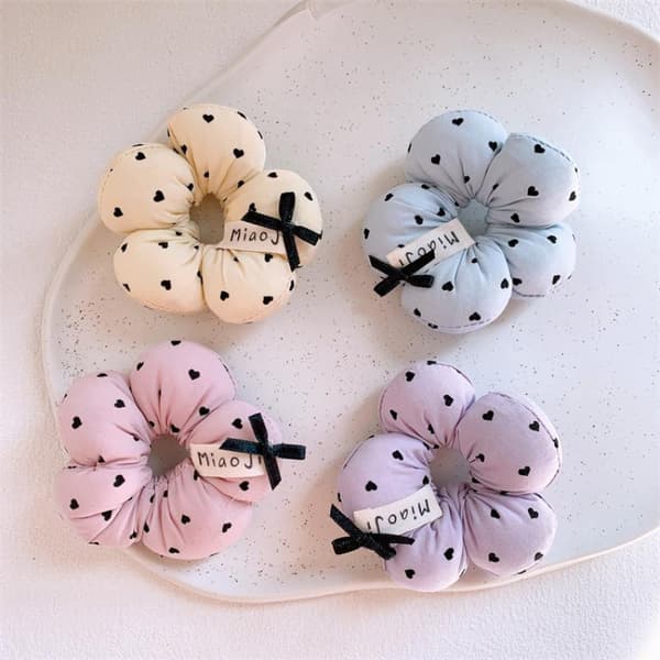 1 stk. e Blomsterformede Hårscrunchies til børn med hjerteprint Pink