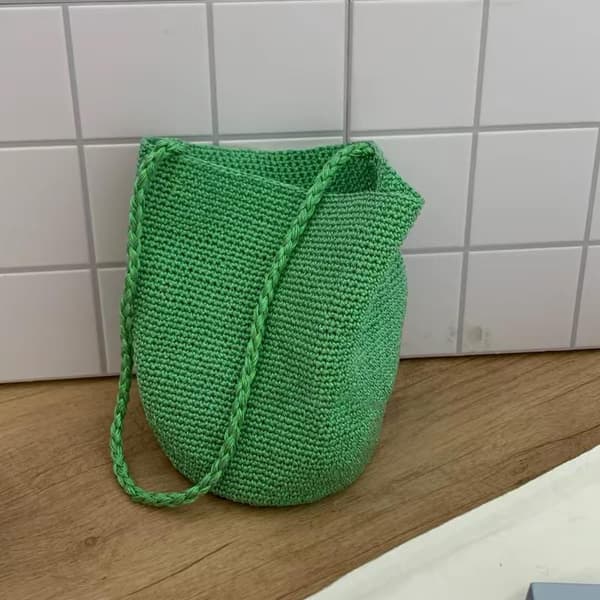 Stor handvävd hinkväska i enfärgad boho-metallinje Blue