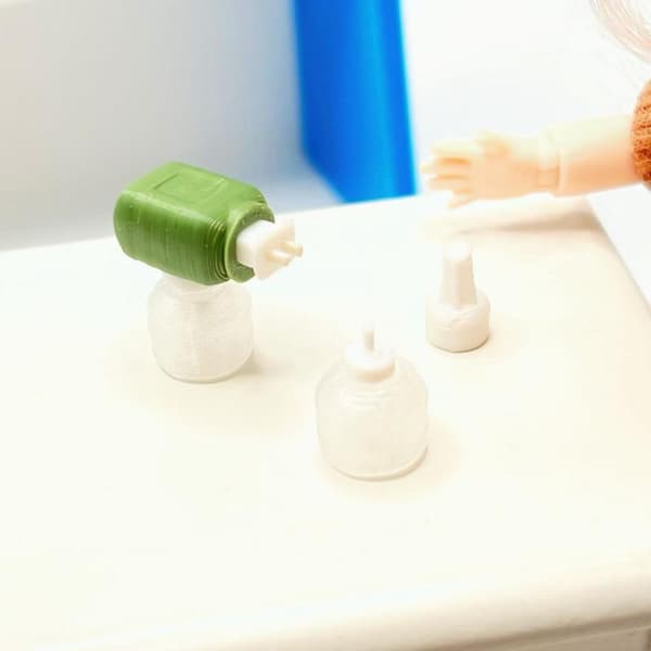 Mini elektrisk myggemiddel flydende flaske model 1:12 dukkehus