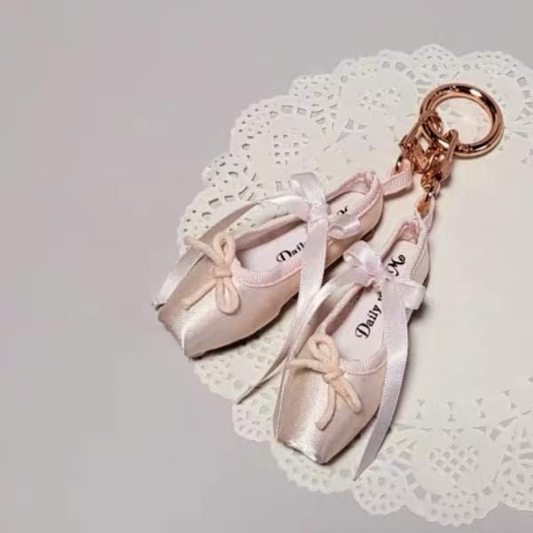 Mini Satin Balletsko Nøglering Med Delikate Båndsløjfer Til 2