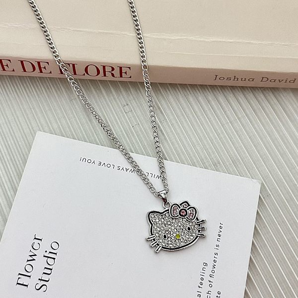 Tegneseriehalskæde med diamantkattevedhæng og trendy studerende C