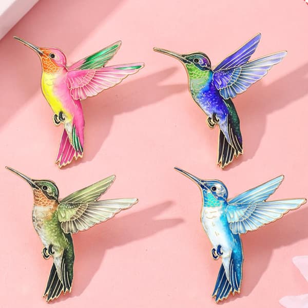 4 stk kolibri-brosjer for kvinner fargerike fugler emaljenål B A4