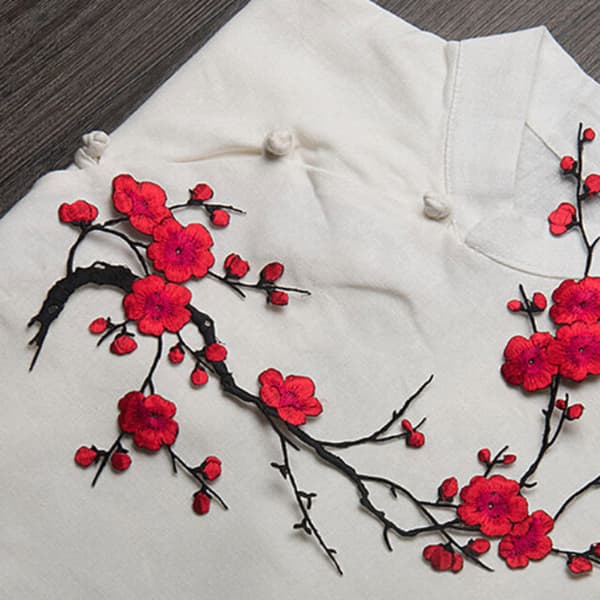 Vacker broderad plommonblomma blomma lapp järn/sy på app Red