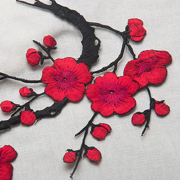 Vacker broderad plommonblomma blomma lapp järn/sy på app Red