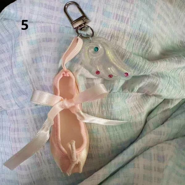 Nøkkelring med mini satengballettsko og delikate sløyfer 1