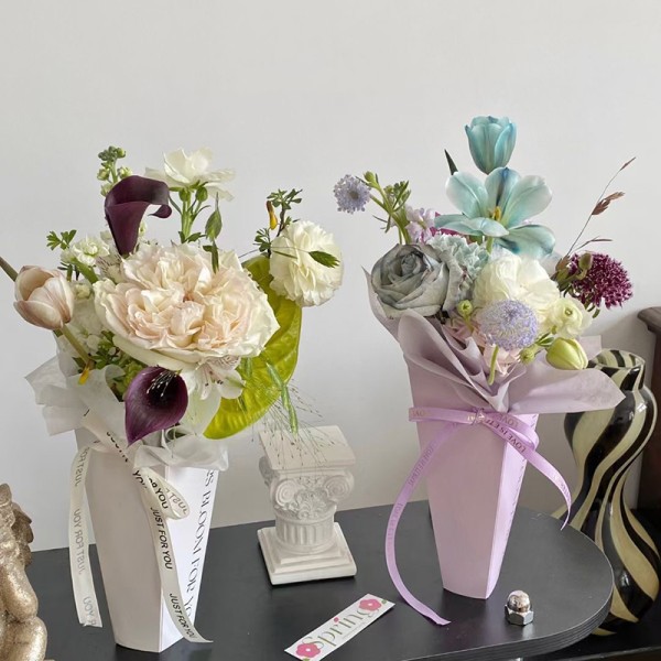 Blomsteromslagspapper Presentkartong Bukettförpackningspåse Blommor Pa White