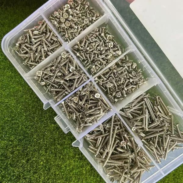 800 kpl itsekierteittäviä puuruuveja 800PCS