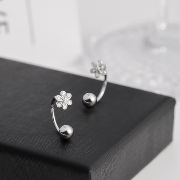 Diamantbesatta Blomskruvörhängen Diskret Design U-S A1