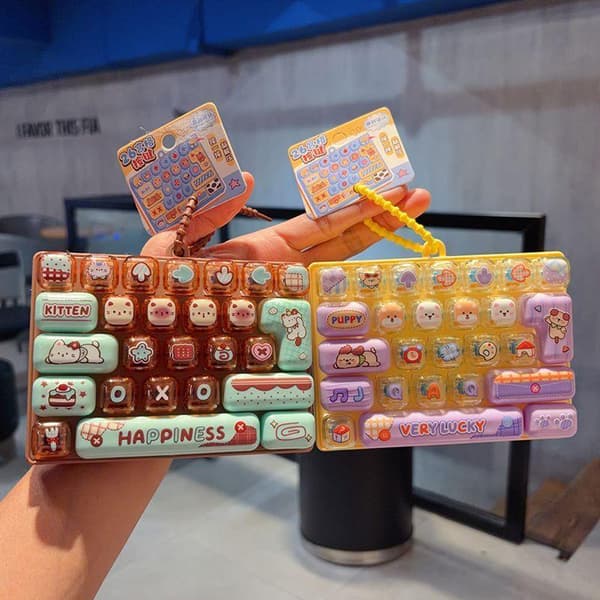 Slikfarvet Keycap Clicker Nøglering Vedhæng 26 Taster Legetøjstaske Ch A2