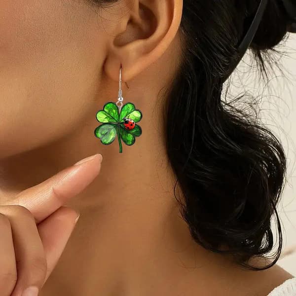 2D Platta Akryl St. Patrick's Day Örhängen Rolig Design Tecknad A6