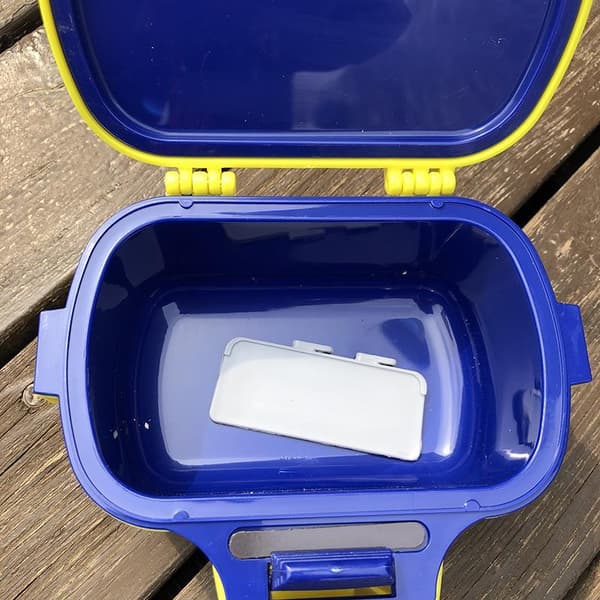 Fiskemaddingboks med udluftningslag til levende regnorme, lokkemad og kroge Yellow