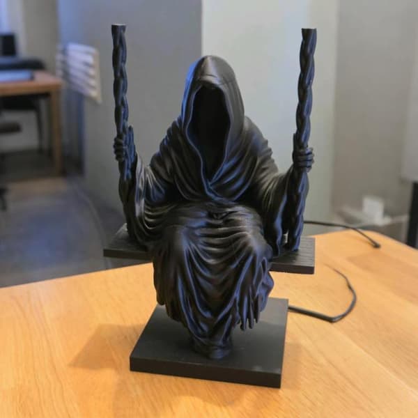 Svingende \"Grim Reaper\"-statue i harpiks, svart hette, miniatyrfigur A