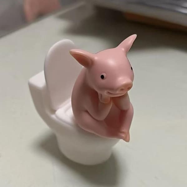 e Gris som sitter på toalett Pvc Baderomsstatue