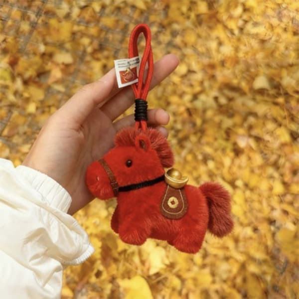Nyårs hästformad nyckelring bilprydnad med hängande rep Red