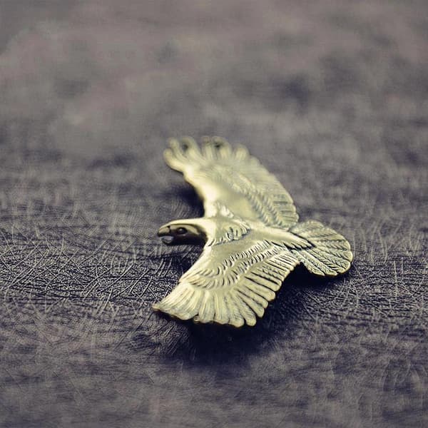 Mässing Soaring Eagle Staty Hantverk Ornament För DIY Nyckelring Smycken