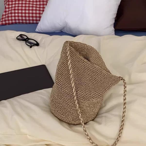 Stor handvävd hinkväska i enfärgad boho-metallinje Blue