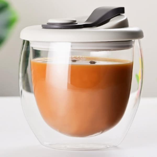 Dobbeltvægget kaffekrus i glas med silikonelåg, isoleret kaffe 3