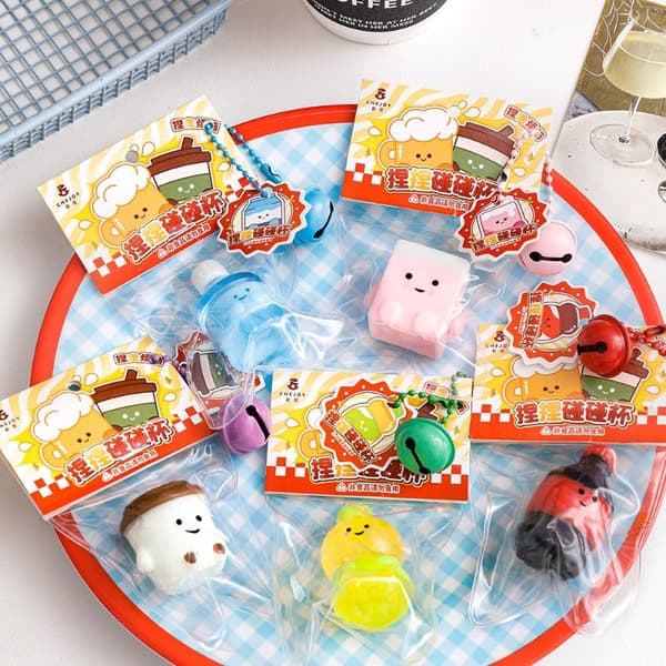 Mini drikkeform Fidget Toy Nøkkelring Sakte Rebound e Melk Kaffe 1pc random