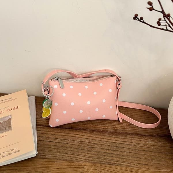PU Läder Crossbody Väska Svart Prickigt Tryck med Fruktberlock A6