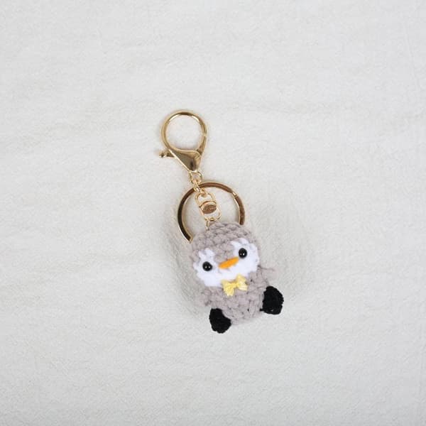 Mini virkad pingvinberlock handgjord pingvinnyckelring stickad Gray
