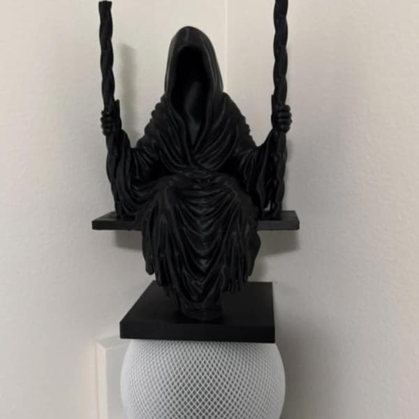 Svingende \"Grim Reaper\"-statue i harpiks, svart hette, miniatyrfigur A