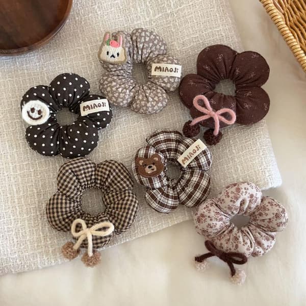 1 stk. e Polstret stofhårscrunchie med tegneseriefigur til piger Da E