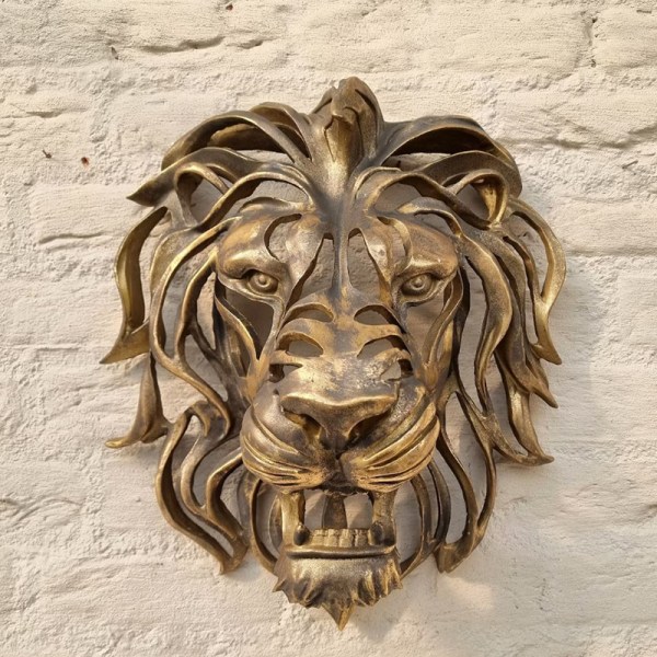 Suuri, seinään kiinnitettävä leijonanpäällinen taideveistos kultahartsileijonanpää