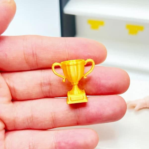 Mini gyllen troféleke-pynt for dukkehusdekorasjon og scener L