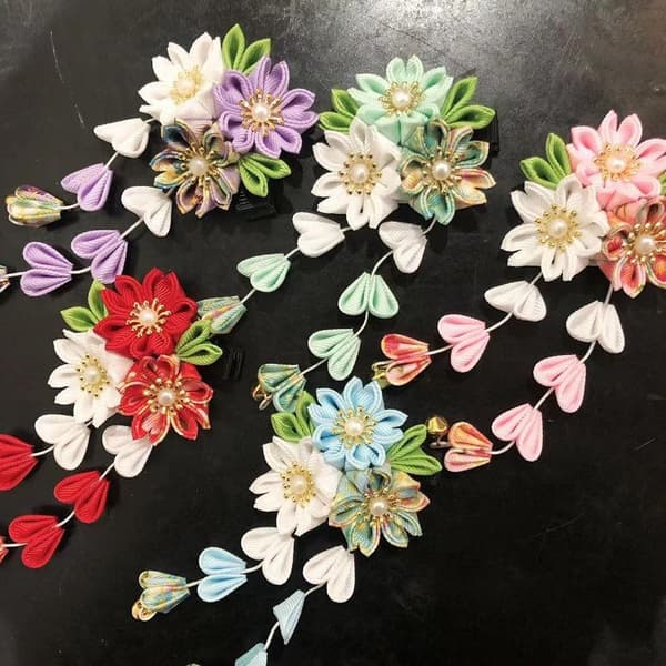 Håndlaget Blomsterhårspenne i Antikk Stil, Stoffmateriale, Kimono StyleE