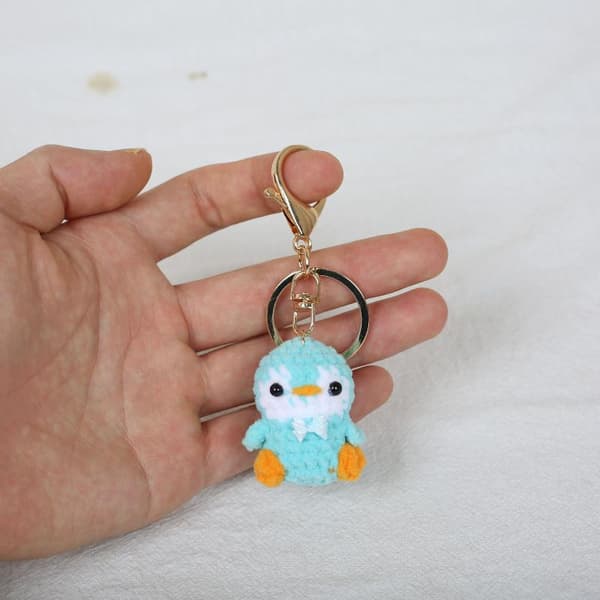 Mini virkad pingvinberlock handgjord pingvinnyckelring stickad Gray