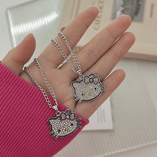 Tegneseriehalskæde med diamantkattevedhæng og trendy studerende C