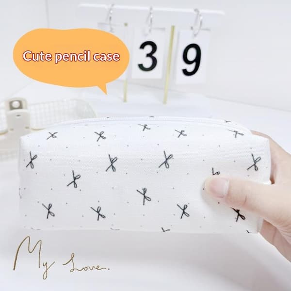 Prikket penalhus med stor kapacitet og blød overflade A8