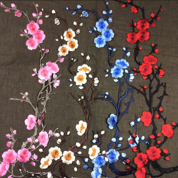 Vacker broderad plommonblomma blomma lapp järn/sy på app Red