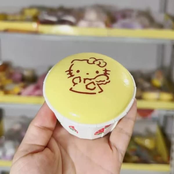 e Hello Kitty Trykt Cupcake Stresslegetøj Langsomt Stigende Tekstur 1PCS Random Color